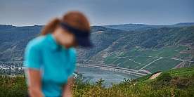 Frau mit Blick auf Weinberge Unschärfe einer Frau mit Weinbergen und Fluss im Hintergrund.